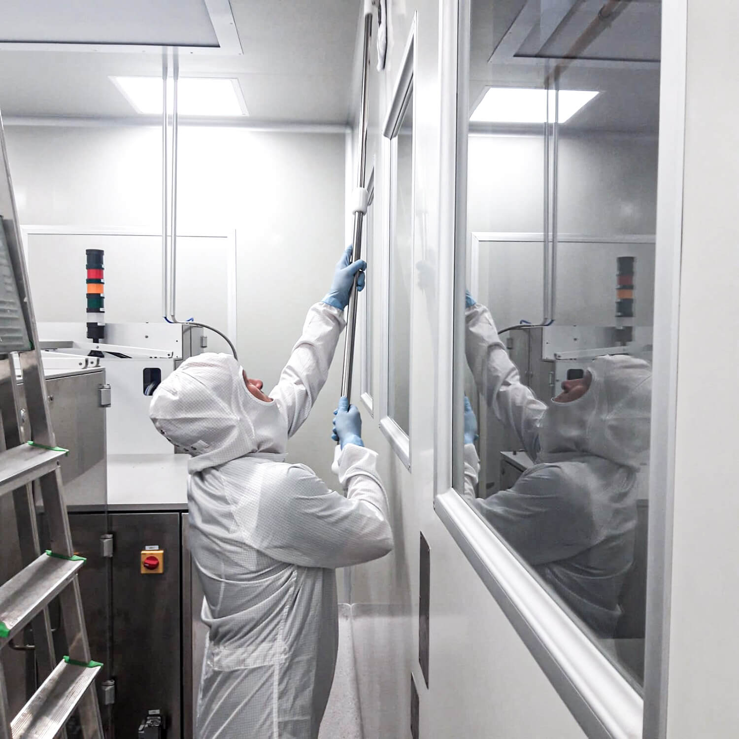 Kombinezon oraz wyposażenie do cleanroom